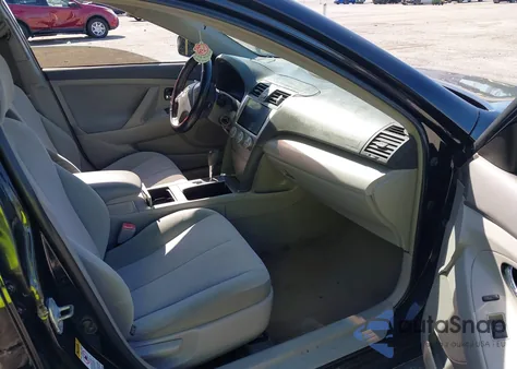 2011 Toyota Camry z USA, uszkodzony, nr VIN 4T1BF3EK6BU708750